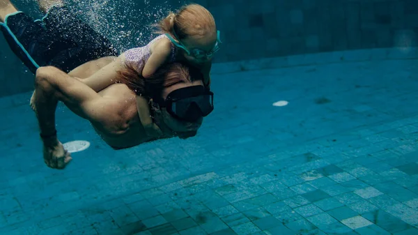 Far Och Dotter Simmar Tillsammans Poolen — Stockfoto