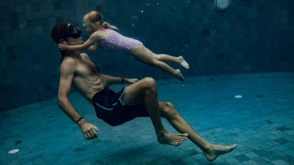 Padre Hija Nadando Juntos Piscina — Foto de Stock