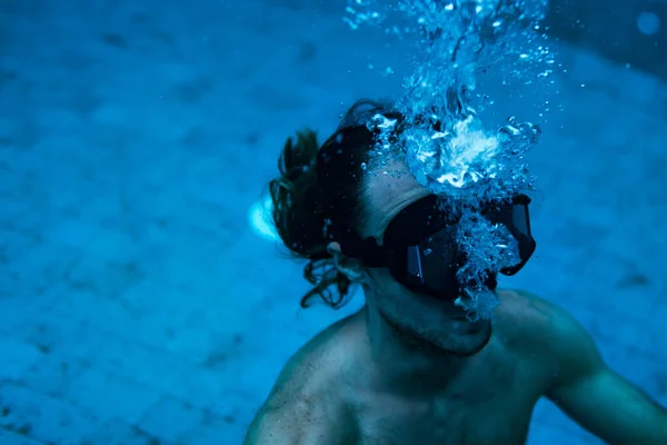 戴着面具在游泳池里游泳的运动健将 — 图库照片