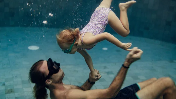 Baba Kızı Havuzda Birlikte Yüzüyorlar — Stok fotoğraf