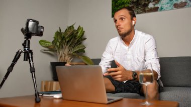 Yetişkin erkek video blogcusu evde çalışıyor