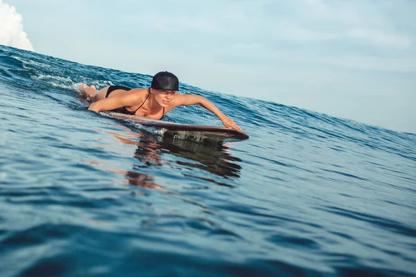 Piękna Dziewczyna Pozująca Desce Surfingowej Oceanie Cudownej Wyspie Bali — Zdjęcie stockowe