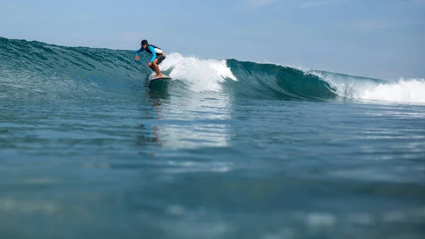 Surfer Reitet Auf Einer Welle Auf Schönem Bali — Stockfoto