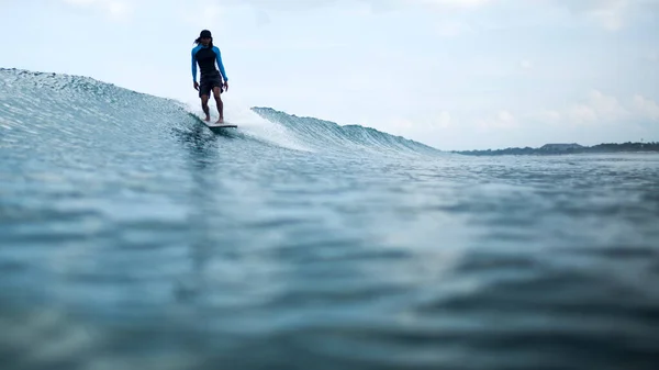 Surfista Monta Una Ola Hermoso Bali — Foto de Stock