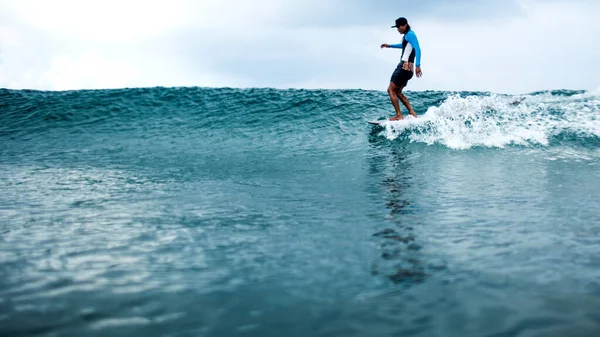 Surfer Reitet Auf Einer Welle Auf Schönem Bali — Stockfoto