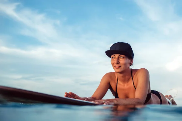 Schöne Mädchen Posiert Auf Einem Surfbrett Meer Auf Der Wunderbaren — Stockfoto