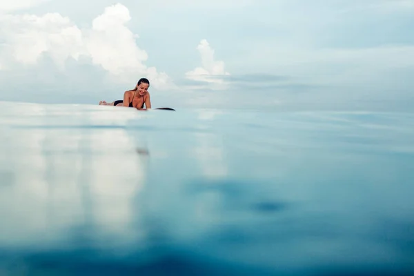 Beautiful Girl Posing Sitting Surfboard Ocean Wonderful Island Bali — Stock Photo, Image