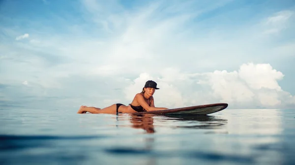 Schöne Mädchen Posiert Auf Einem Surfbrett Meer Auf Der Wunderbaren — Stockfoto