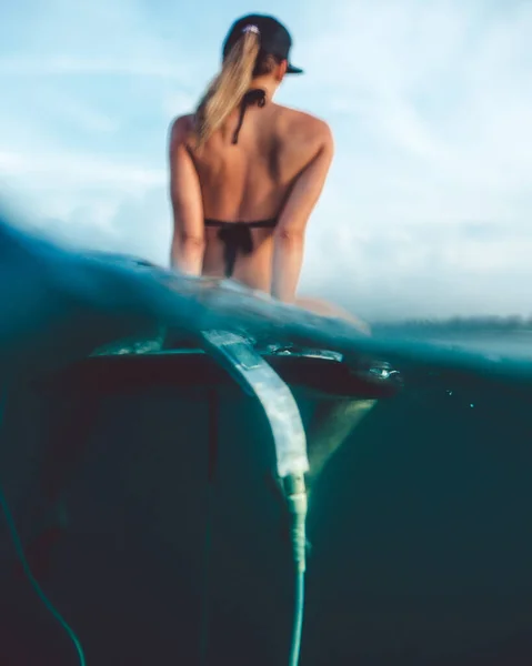 Beautiful Girl Posing Sitting Surfboard Ocean Wonderful Island Bali — Stock Photo, Image