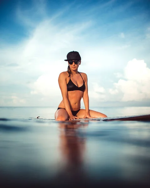 Schöne Mädchen Posiert Auf Einem Surfbrett Meer Auf Der Wunderbaren — Stockfoto