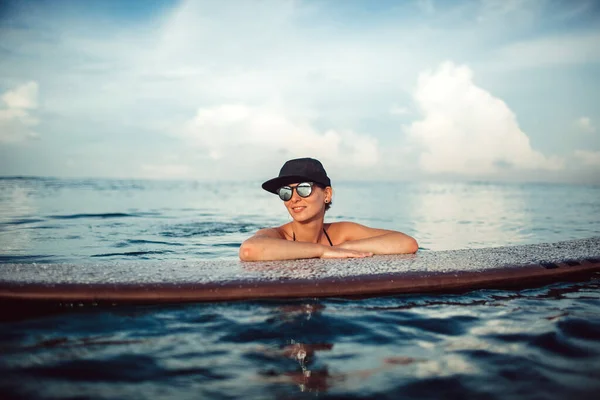 Hermosa Chica Posando Sentada Una Tabla Surf Océano Maravillosa Isla — Foto de Stock