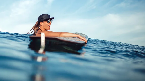 Bella Ragazza Posa Seduta Una Tavola Surf Nell Oceano Sulla — Foto Stock