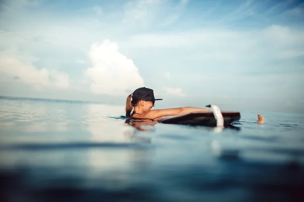 Hermosa Chica Posando Sentada Una Tabla Surf Océano Maravillosa Isla — Foto de Stock