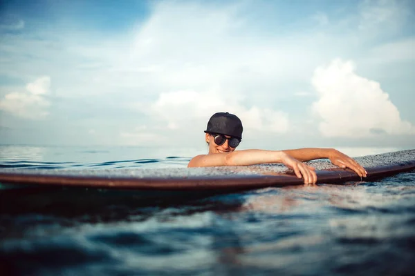 Beautiful Girl Posing Sitting Surfboard Ocean Wonderful Island Bali — Stock Photo, Image