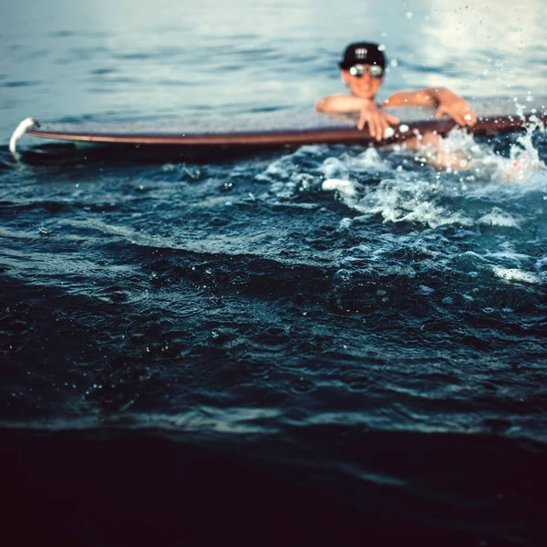 Vacker Tjej Som Poserar Surfbräda Havet Den Underbara Bali — Stockfoto