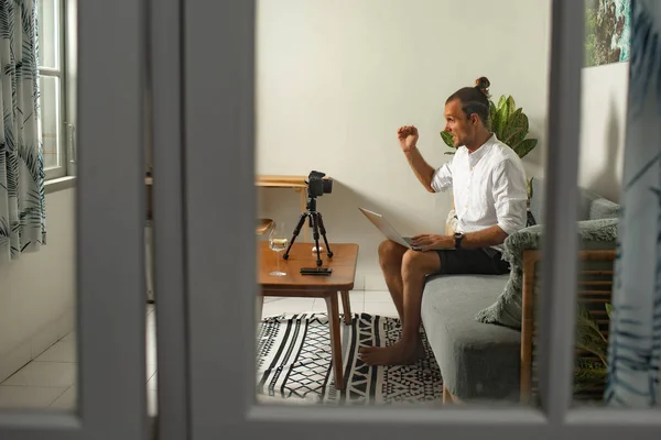Yetişkin erkek video blogcusu evde çalışıyor