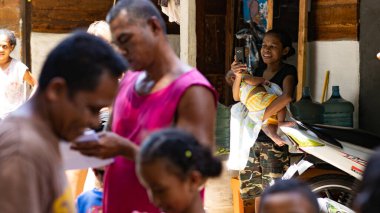 Bali, Endonezya - 16 Nisan 2020: Endonezya 'daki bir salgın sırasında insani yardım