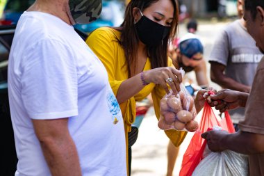 Bali, Endonezya - 16 Nisan 2020: Endonezya 'daki bir salgın sırasında insani yardım