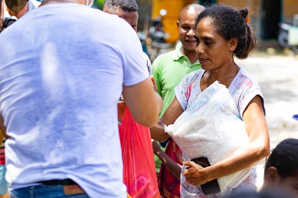 Bali, Endonezya - 16 Nisan 2020: Endonezya 'daki bir salgın sırasında insani yardım