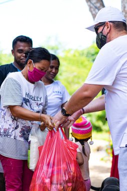 Bali, Endonezya - 16 Nisan 2020: Endonezya 'daki bir salgın sırasında insani yardım