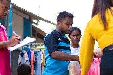 Bali, Endonezya - 16 Nisan 2020: Endonezya 'daki bir salgın sırasında insani yardım