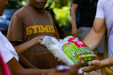 Bali, Endonezya - 16 Nisan 2020: Endonezya 'daki bir salgın sırasında insani yardım