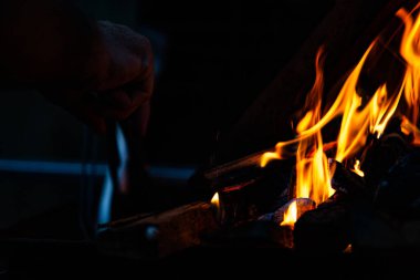 Karanlıktaki güzel, soyut şenlik ateşinin yakın plan görüntüsü.