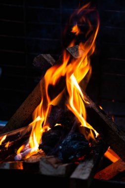 Karanlıktaki güzel şenlik ateşinin yakın çekim görüntüsü