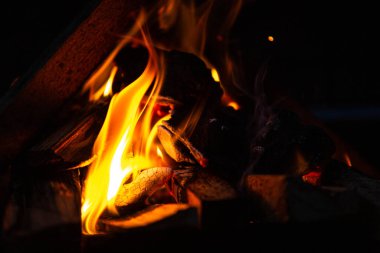 Karanlıktaki güzel şenlik ateşinin yakın çekim görüntüsü