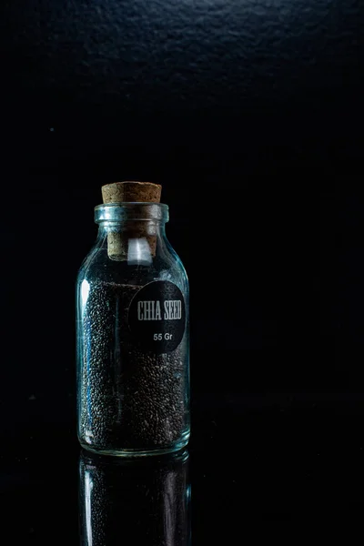 黑色背景玻璃瓶中有机奇亚种子的特写 — 图库照片