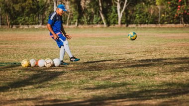 Bali, Endonezya - 27 Ağustos 2019: Endonezya 'nın Bali adasındaki büyük bir futbol sahasında çocuklar antrenman yapıyor