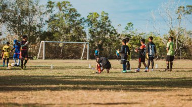 Bali, Endonezya - 27 Ağustos 2019: Endonezya 'nın Bali adasındaki büyük bir futbol sahasında çocuklar antrenman yapıyor
