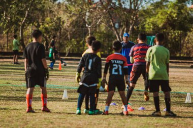 Bali, Endonezya - 27 Ağustos 2019: Endonezya 'nın Bali adasındaki büyük bir futbol sahasında çocuklar antrenman yapıyor