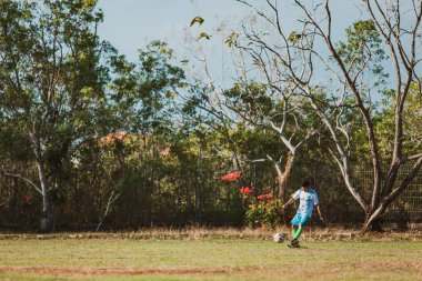 Bali, Endonezya - 27 Ağustos 2019: Endonezya 'nın Bali adasındaki büyük bir futbol sahasında çocuklar antrenman yapıyor