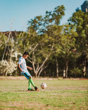 Bali, Endonezya - 27 Ağustos 2019: Endonezya 'nın Bali adasındaki büyük bir futbol sahasında çocuklar antrenman yapıyor