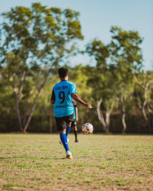 Bali, Endonezya - 27 Ağustos 2019: Endonezya 'nın Bali adasındaki büyük bir futbol sahasında çocuklar antrenman yapıyor