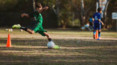Bali, Endonezya - 27 Ağustos 2019: Endonezya 'nın Bali adasındaki büyük bir futbol sahasında çocuklar antrenman yapıyor