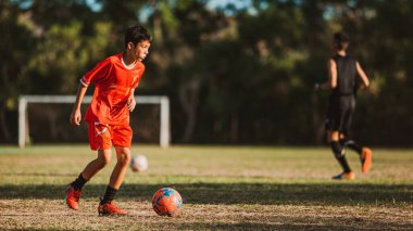 Bali, Endonezya - 27 Ağustos 2019: Endonezya 'nın Bali adasındaki büyük bir futbol sahasında çocuklar antrenman yapıyor
