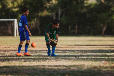 Bali, Endonezya - 27 Ağustos 2019: Endonezya 'nın Bali adasındaki büyük bir futbol sahasında çocuklar antrenman yapıyor