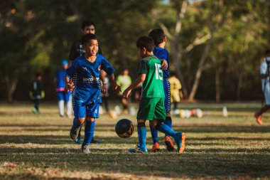 Bali, Endonezya - 27 Ağustos 2019: Endonezya 'nın Bali adasındaki büyük bir futbol sahasında çocuklar antrenman yapıyor