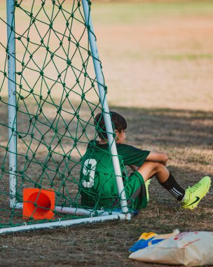 Bali, Endonezya - 27 Ağustos 2019: Endonezya 'nın Bali adasındaki büyük bir futbol sahasında çocuklar antrenman yapıyor