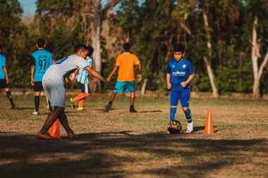 Bali, Endonezya - 27 Ağustos 2019: Endonezya 'nın Bali adasındaki büyük bir futbol sahasında çocuklar antrenman yapıyor