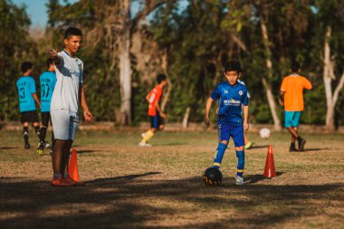 Bali, Endonezya - 27 Ağustos 2019: Endonezya 'nın Bali adasındaki büyük bir futbol sahasında çocuklar antrenman yapıyor