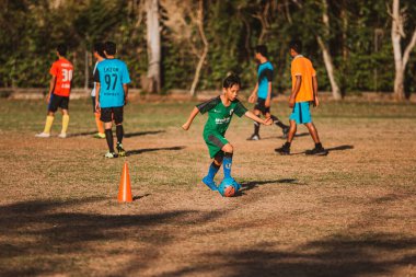 Bali, Endonezya - 27 Ağustos 2019: Endonezya 'nın Bali adasındaki büyük bir futbol sahasında çocuklar antrenman yapıyor