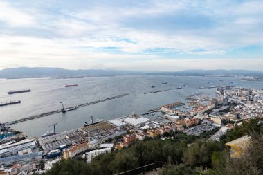 Cebelitarık Kayası 'ndan Cebelitarık Körfezi' ne ve İspanyol şehri Cezayir 'e manzara. Ocak 2020