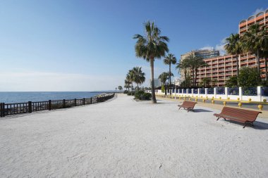 Ocak 2020 'de Benalmadena plajı - Endülüs, İspanya. Sıcak bir gün ve turist yok..