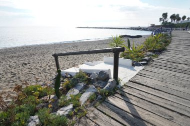 Ocak 2020 'de Benalmadena plajı - Endülüs, İspanya. Sıcak bir gün ve turist yok..