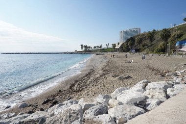 Ocak 2020 'de Benalmadena plajı - Endülüs, İspanya. Sıcak bir gün ve turist yok..