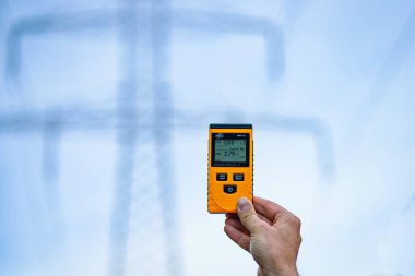 Yüksek voltaj güç iletim kuleleri altında elektromanyetik radyasyon ölçümü. Sağlık ve yaşam koruma. Önleyici eylem