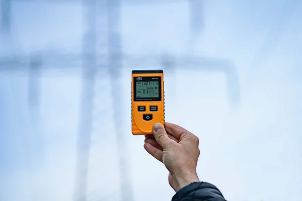 Radiação Eletromagnética Medindo Sob Torres Transmissão Energia Alta Tensão Saúde — Fotografia de Stock